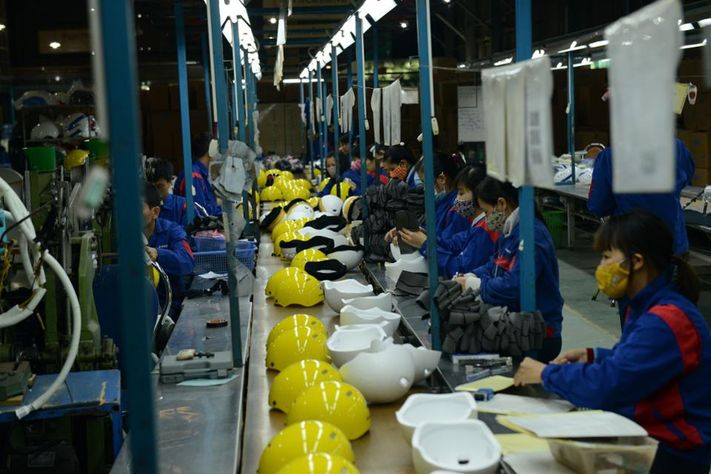 Dây chyền sản xuất mũ bảo hiểm tại Hà Nội Một nhà máy mũ bảo hiểm tại Hà Nội chuyển đổi một phần sang sản xuất mặt hàng y tế chống dịch Covid-19